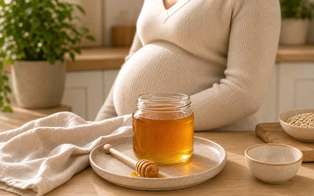 Darf man Honig in der Schwangerschaft essen? Schwangere Frau mit Honigglas