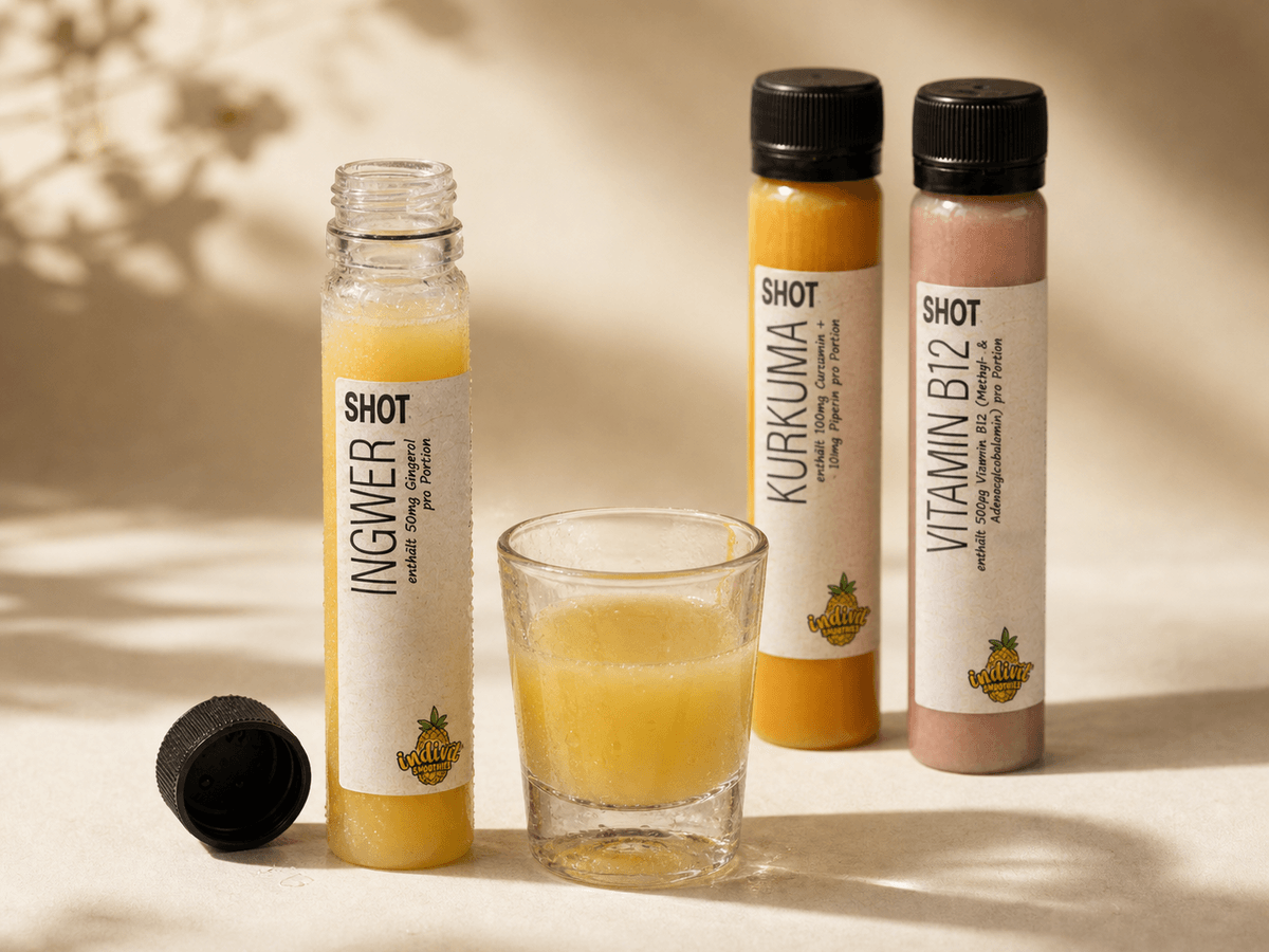 Ingwer Shot im Verkostungsglas mit Kurkuma und Vitamin B12 Shot