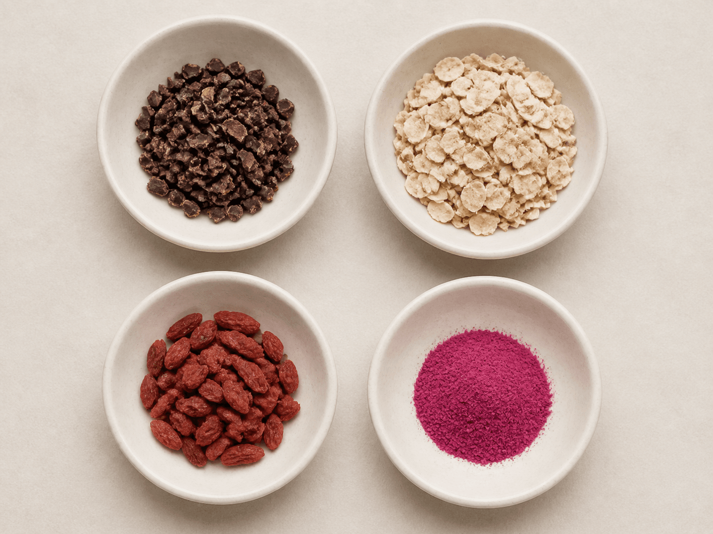 Berry Cocoa Pop mit Kakaonibs, Tigernuss, Goji-Beeren und Drachenfrucht-Pulver