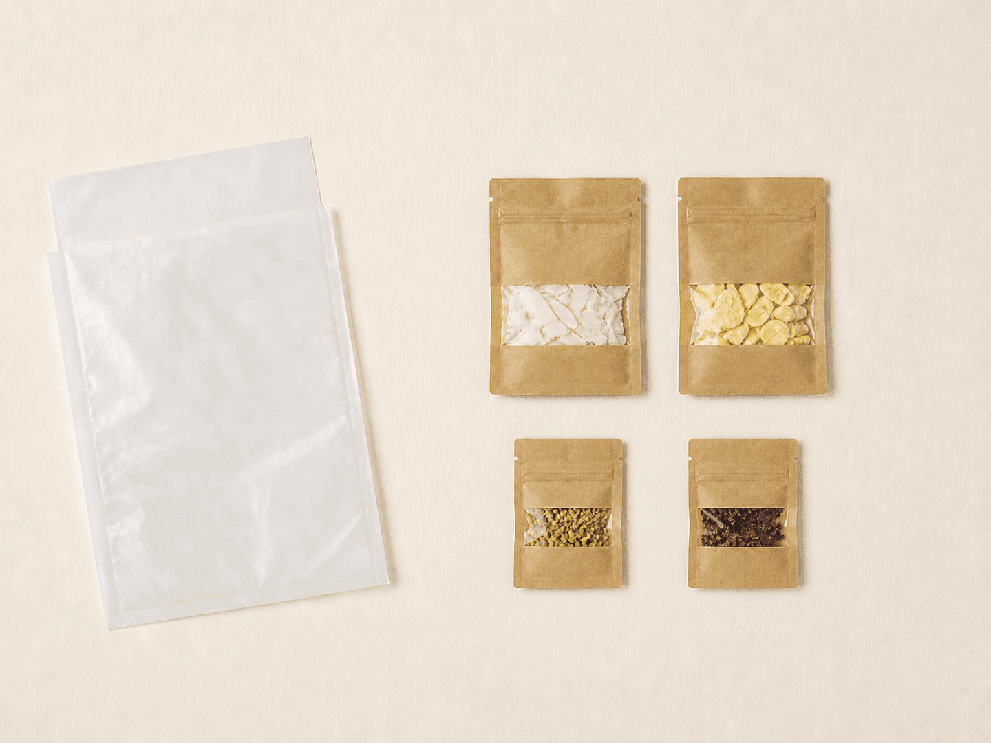 Verpackungsbeispiel Rosé mit weißem Außenbeutel sowie zwei großen und zwei kleinen Kraftpapierbeuteln